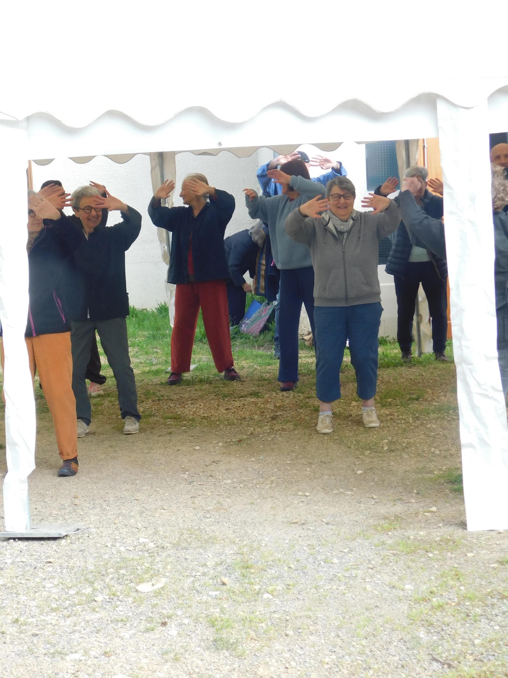 adhérent faisant du chikong lor des 30ans d'hexagramme58