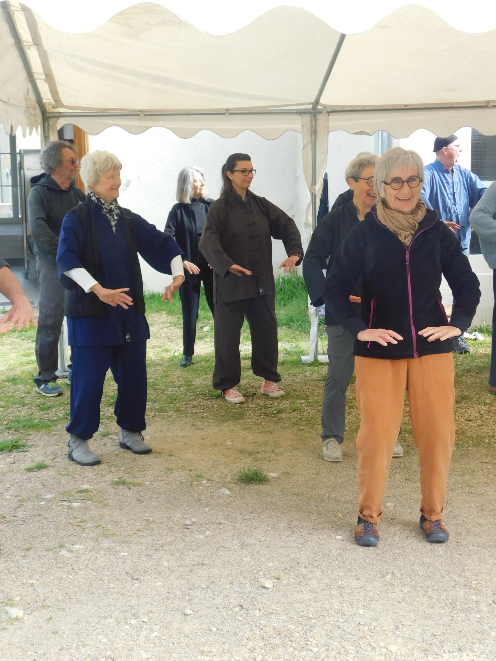 adhérent faisant du chikong lor des 30ans d'hexagramme58