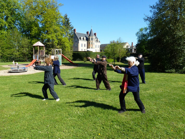 Taï Chi dans le parc de La Guerche
